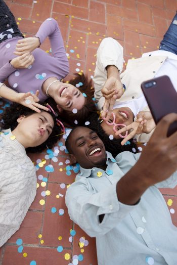 amigos-proximos-tirando-selfie